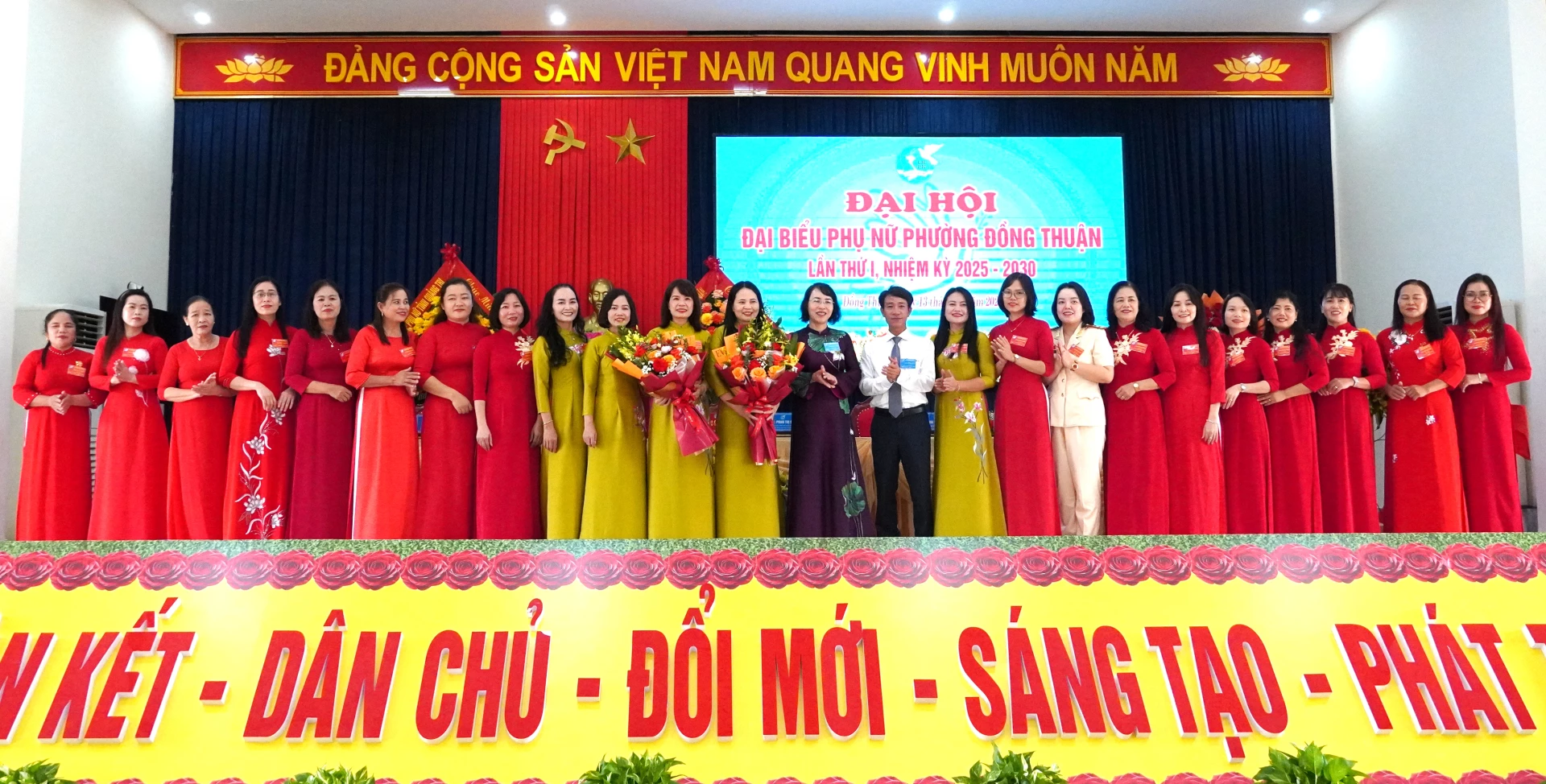 Bí thư Đảng ủy phường Đồng Thuận Nguyễn Nguyên Lực và đại diện lãnh đạo Ủy ban MTTQ Việt Nam tỉnh, Hội LHPN tỉnh chúc mừng Ban Chấp hành Hội LHPN phường Đồng Thuận khóa I, nhiệm kỳ 2025-2030 - Ảnh: H.Tr