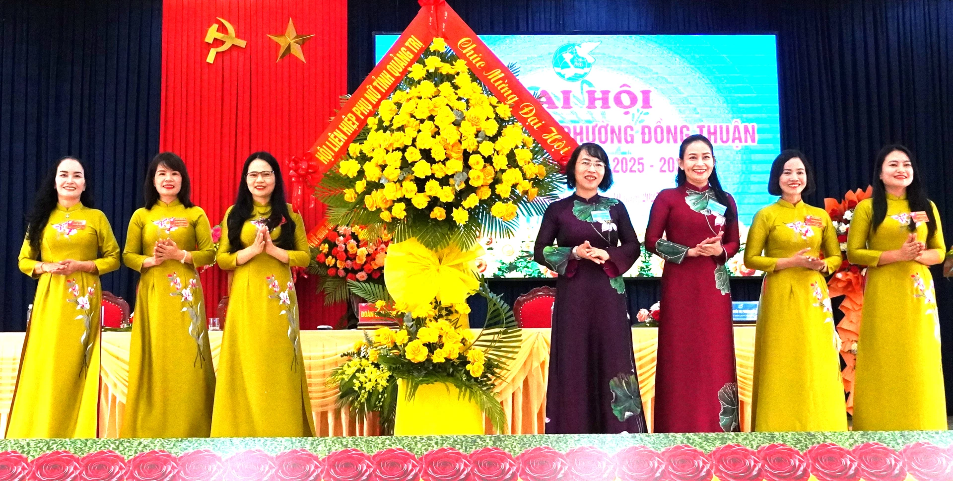 Đại diện lãnh đạo Ủy ban MTTQ Việt Nam tỉnh, Hội LHPN tỉnh tặng hoa chúc mừng đại hội - Ảnh: H.Tr