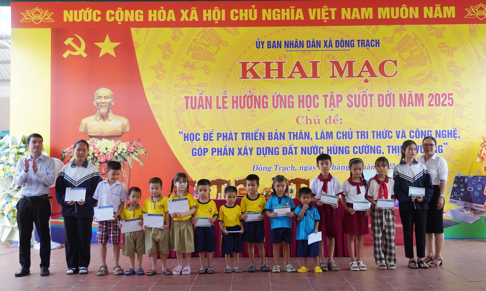  Đại diện các đơn vị, doanh nghiệp trao học bổng cho các em học sinh - Ảnh: C.N