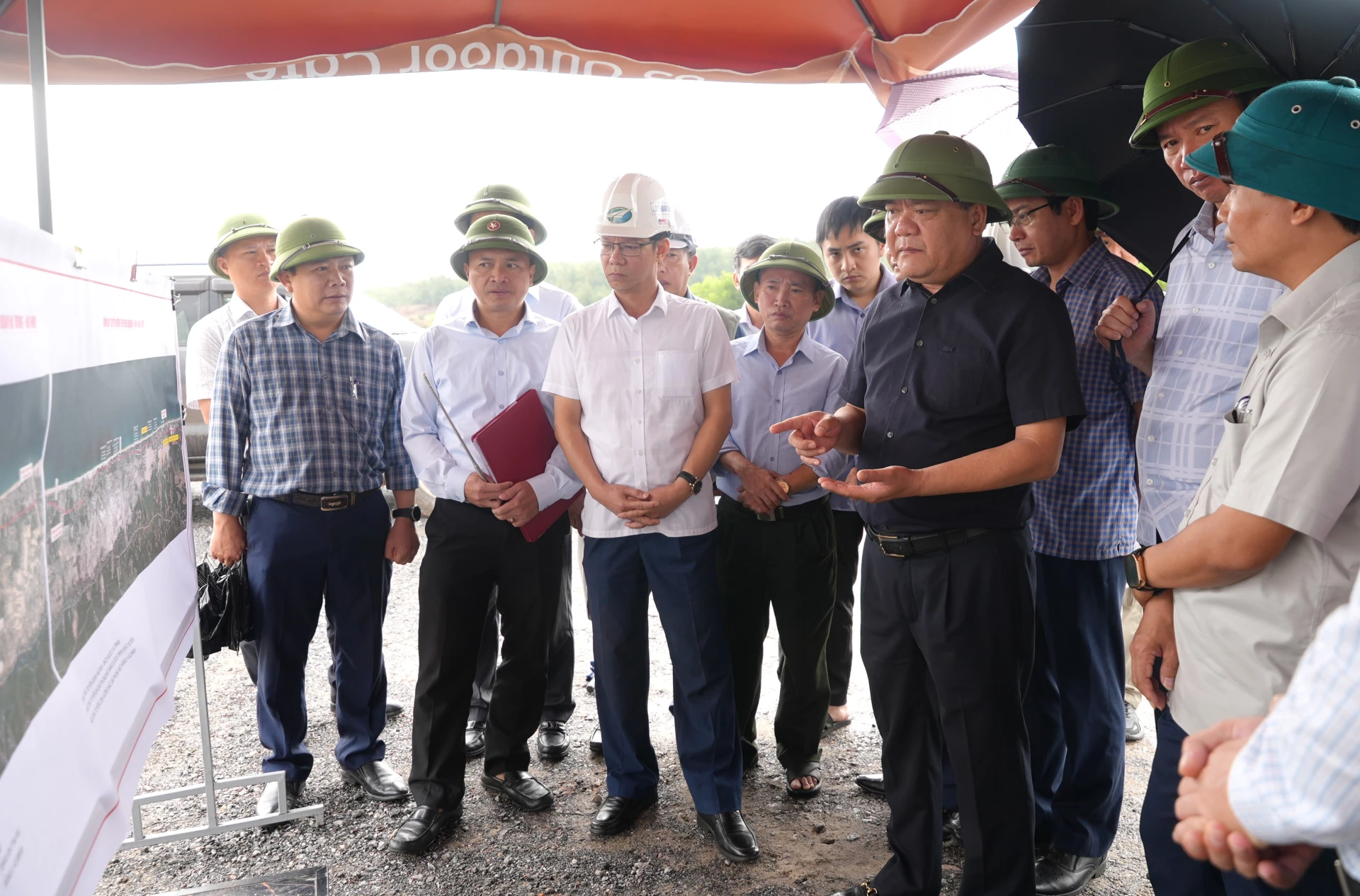 Đồng chí Trần Phong, Chủ tịch UBND tỉnh kiểm tra hiện trường Dự án thành phần 1 – Đường ven biển tại xã Sen Ngư - Ảnh: Trung Đức