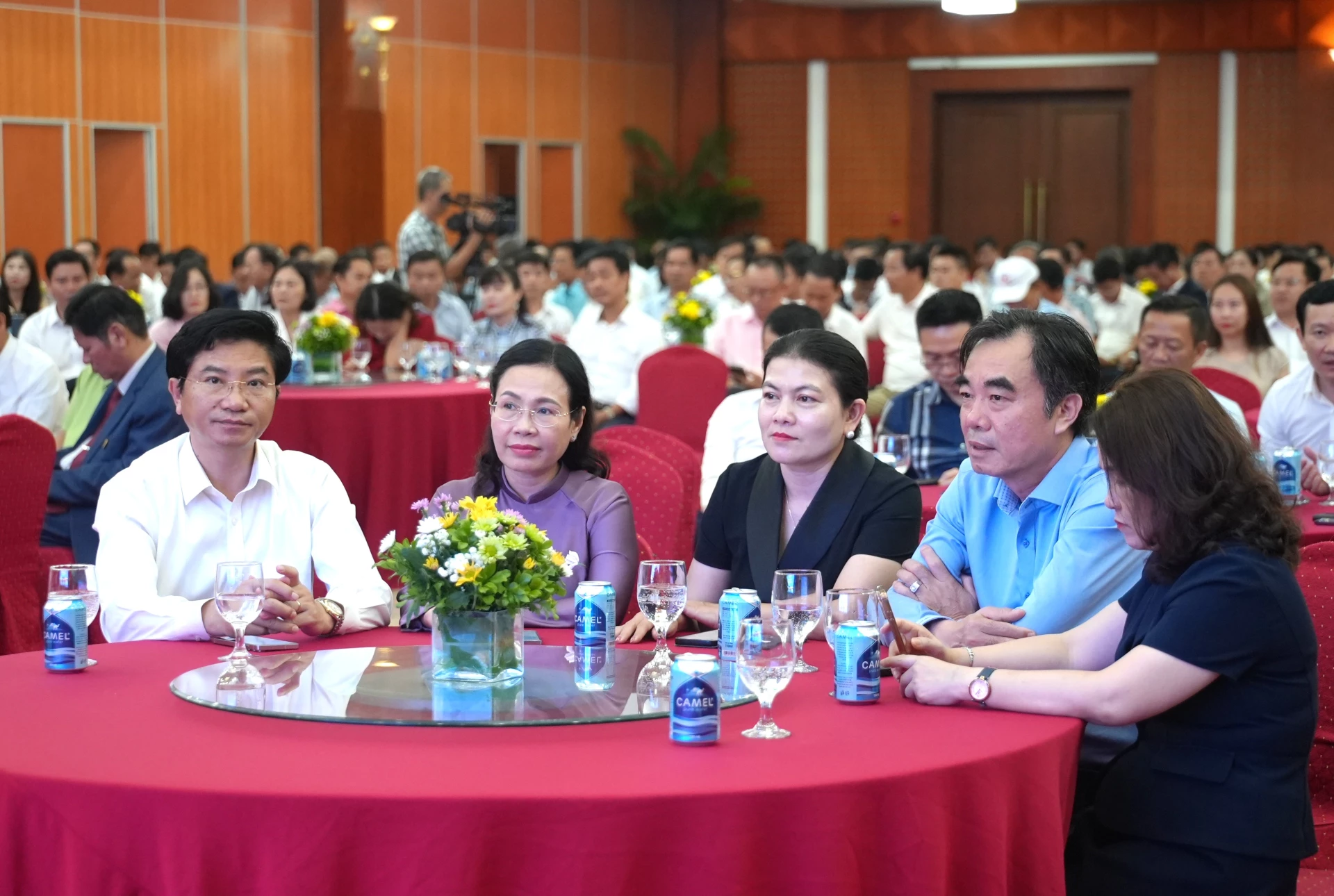 Các đồng chí trong Ban Thường vụ Tỉnh ủy dự buổi gặp mặt doanh nghiệp - Ảnh: Trung Đức