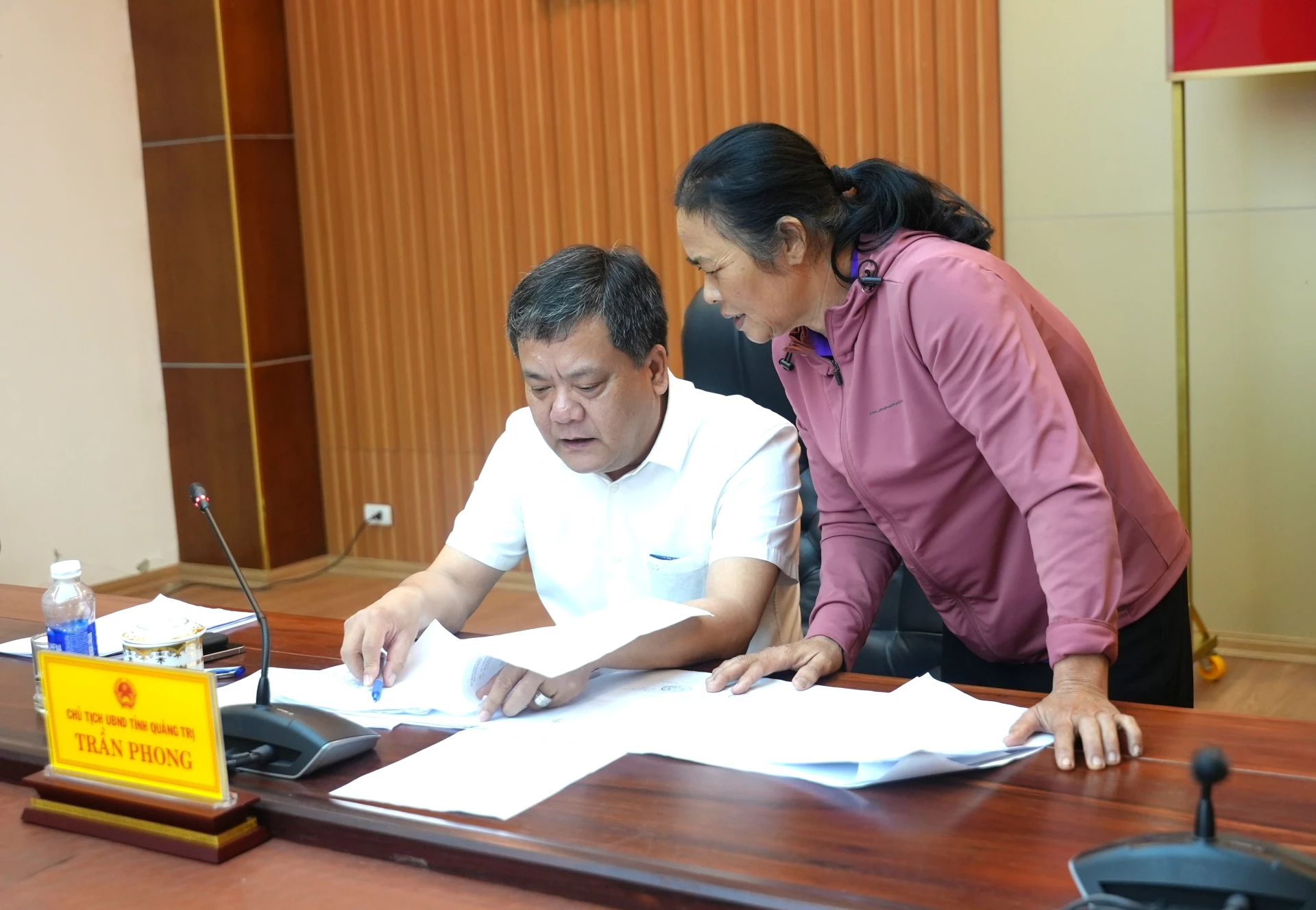 Đồng chí Chủ tịch UBND tỉnh Trần Phong trực tiếp trao đổi, trả lời, làm rõ một số kiến nghị, phản ánh của công dân - Ảnh: Trung Đức