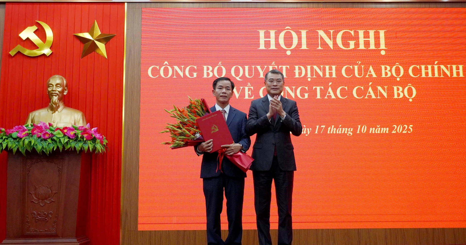 Đồng chí Trưởng ban Tổ chức Trung ương Lê Minh Hưng tặng hoa chúc mừng đồng chí Nguyễn Văn Phương - Ảnh: X.P