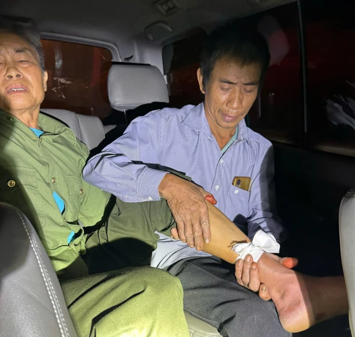 Cảnh sát giao thông kịp thời hỗ trợ người dân bị rắn cắn đi cấp cứu