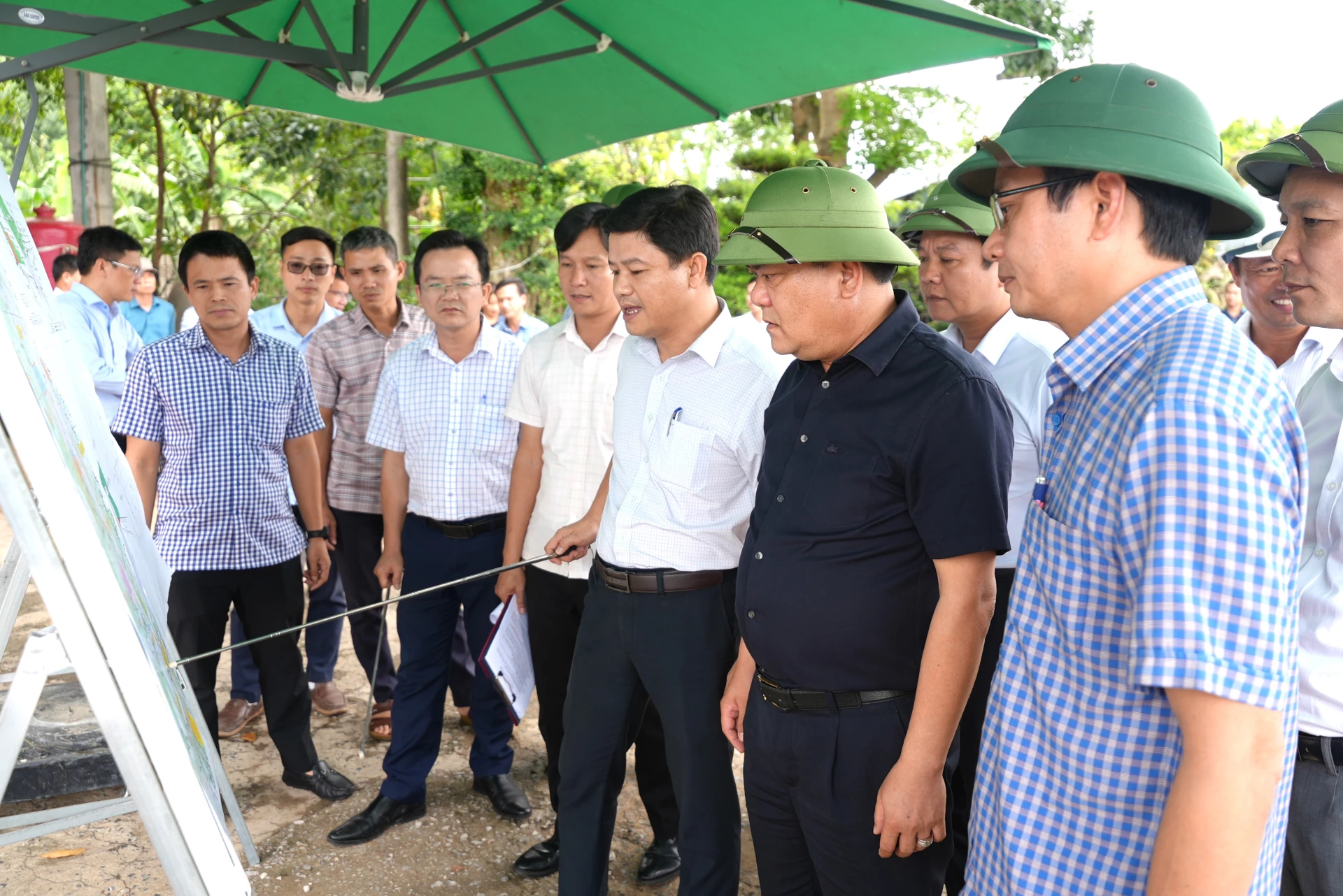 Đồng chí Trần Phong, Chủ tịch UBND tỉnh kiểm tra dự án đường tránh phía Đông thành phố Đông Hà (nay là phường Đông Hà) đoạn từ Quốc lộ 1 (Dốc Miếu) về cảng Cửa Việt - Ảnh: Trung Đức