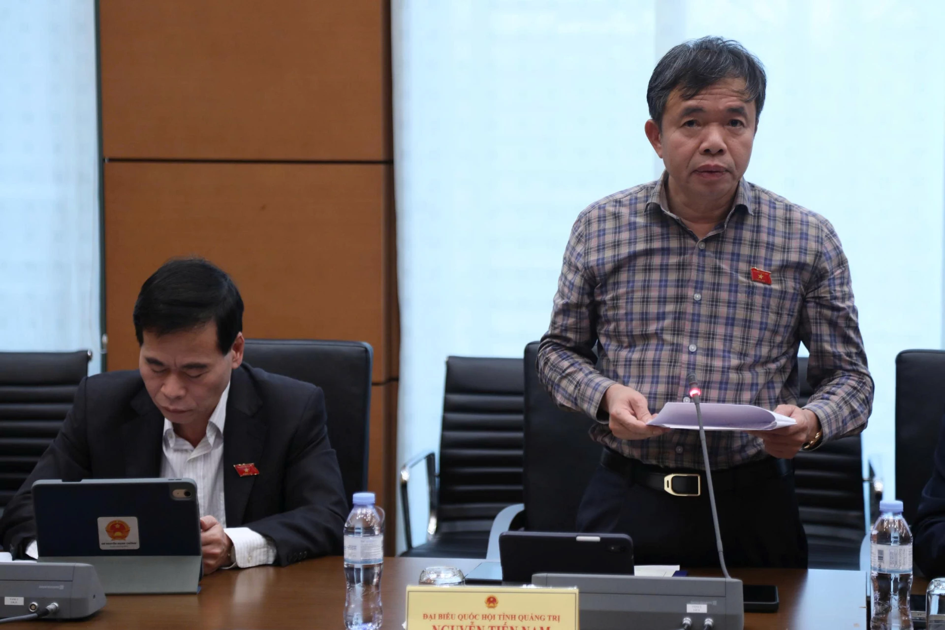 Đại biểu Nguyễn Tiến Nam phát biểu tại tổ - Ảnh: NL