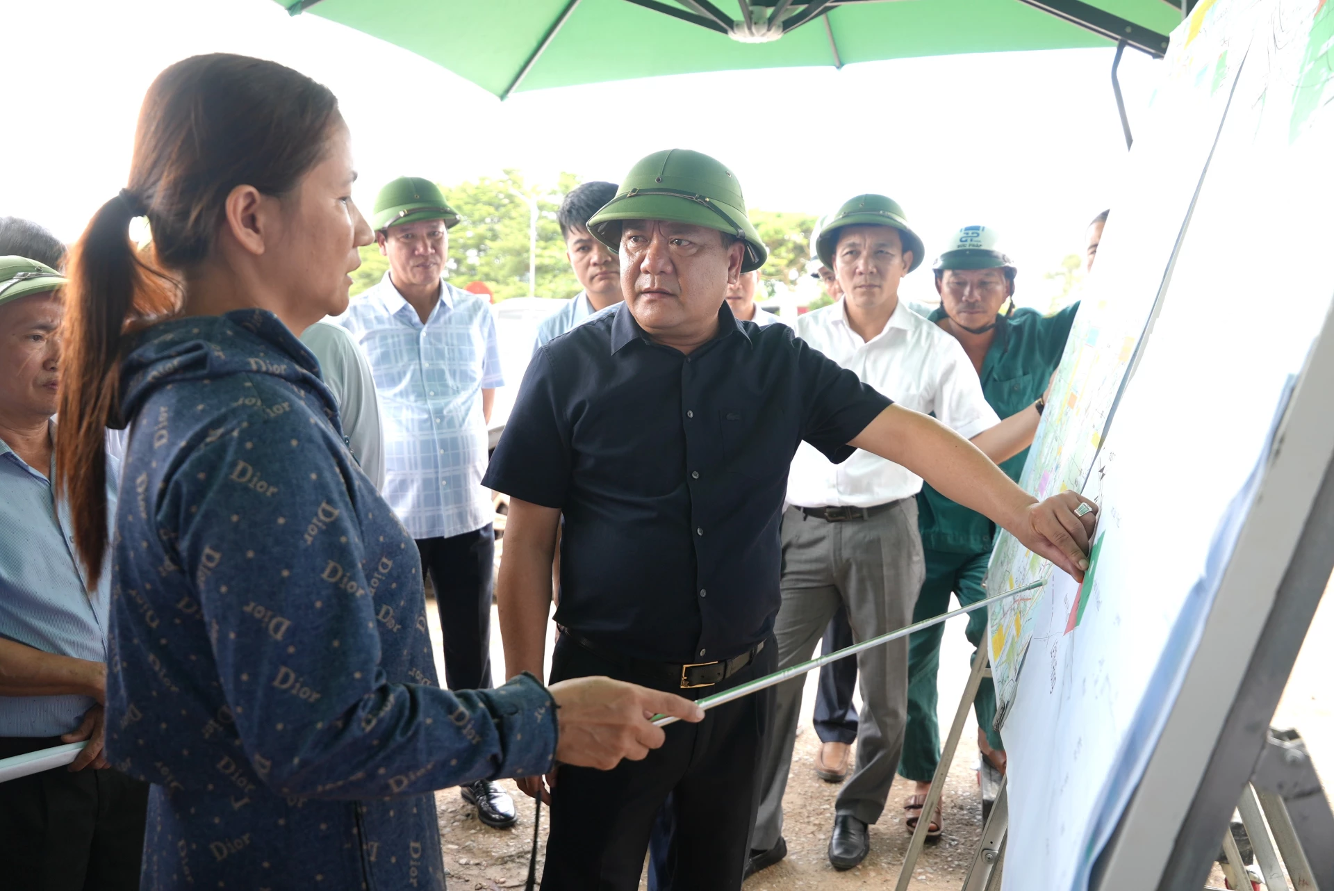 Đồng chí Trần Phong, Chủ tịch UBND tỉnh trực tiếp gặp gỡ, trao đổi với người dân xã Gio Linh về công tác giải phóng mặt bằng - Ảnh: Trung Đức