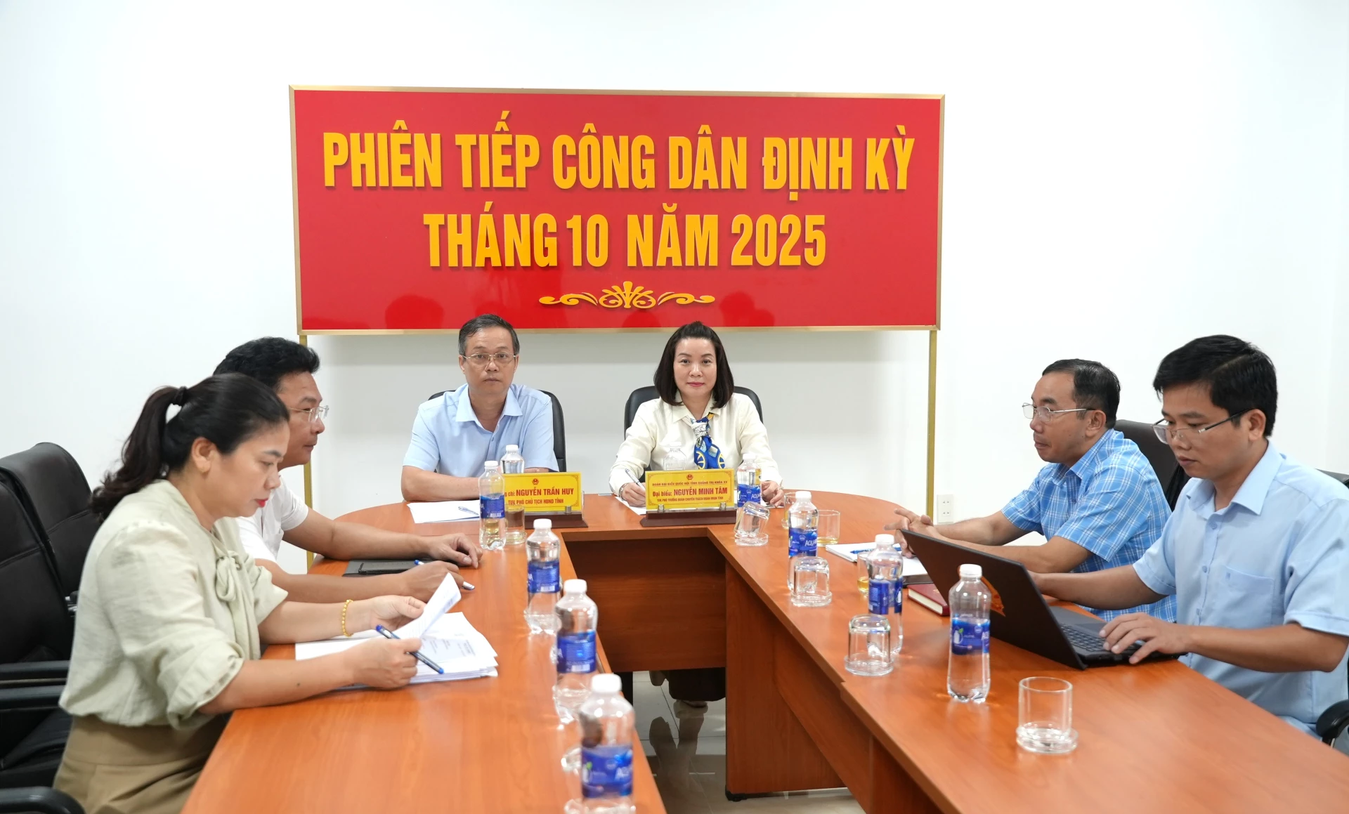 Đồng chí Phó trưởng đoàn chuyên trách Đoàn ĐBQH tỉnh Nguyễn Minh Tâm và đồng chí Phó Chủ tịch HĐND tỉnh Nguyễn Trần Huy chủ trì phiên tiếp công dân - Ảnh: Trung Đức

