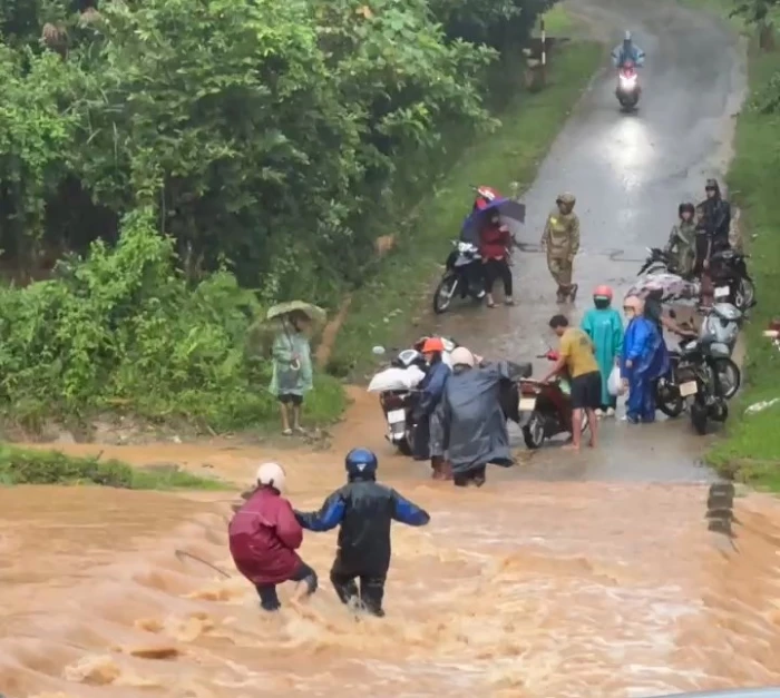 Nhiều địa phương miền núi ở Quảng Trị cho học sinh nghỉ học do mưa lớn