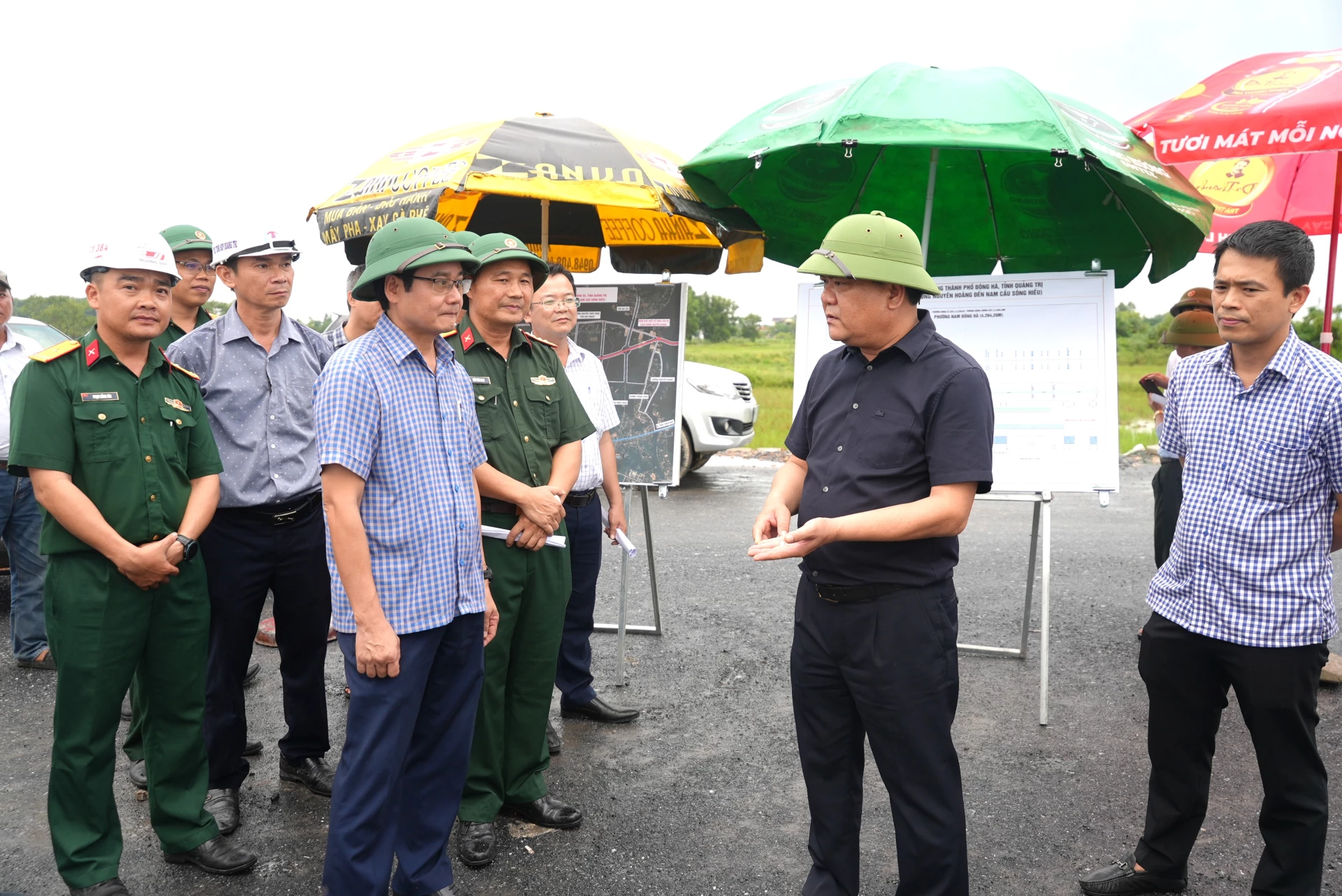 Đồng chí Trần Phong, Chủ tịch UBND tỉnh kiểm tra dự án đường tránh phía Đông thành phố Đông Hà (nay là phường Đông Hà) đoạn từ nút giao đường Nguyễn Hoàng đến Nam cầu sông Hiếu - Ảnh: Trung Đức