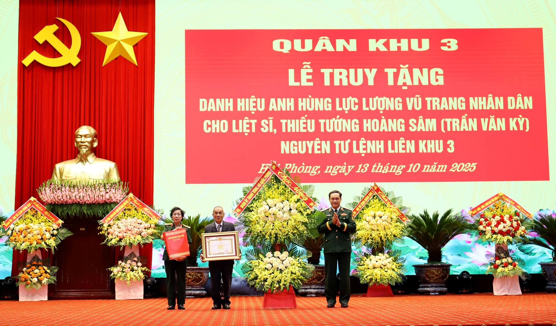 Thừa ủy quyền của Chủ tịch nước, đồng chí Thượng tướng Vũ Hải Sản, Thứ trưởng Bộ Quốc phòng trao danh hiệu “Anh hùng lực lượng vũ trang Nhân dân” cho gia đình liệt sĩ, Thiếu tướng Hoàng Sâm - Ảnh: Đ.V