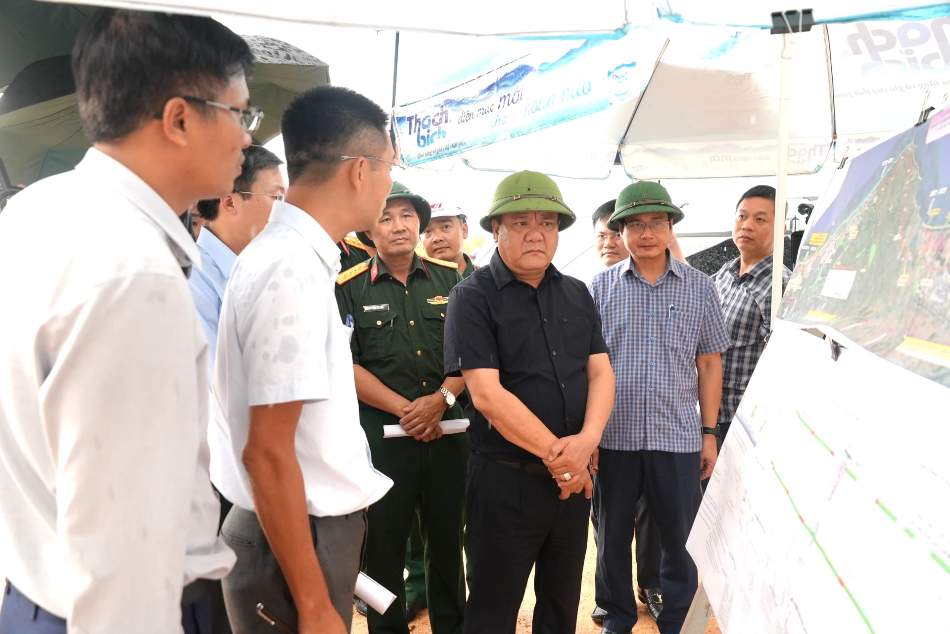 Đồng chí Trần Phong, Chủ tịch UBND tỉnh kiểm tra dự án Đường ven biển kết nối hành lang kinh tế Đông Tây, tỉnh Quảng Trị - Giai đoạn 1 - Ảnh: Trung Đức
