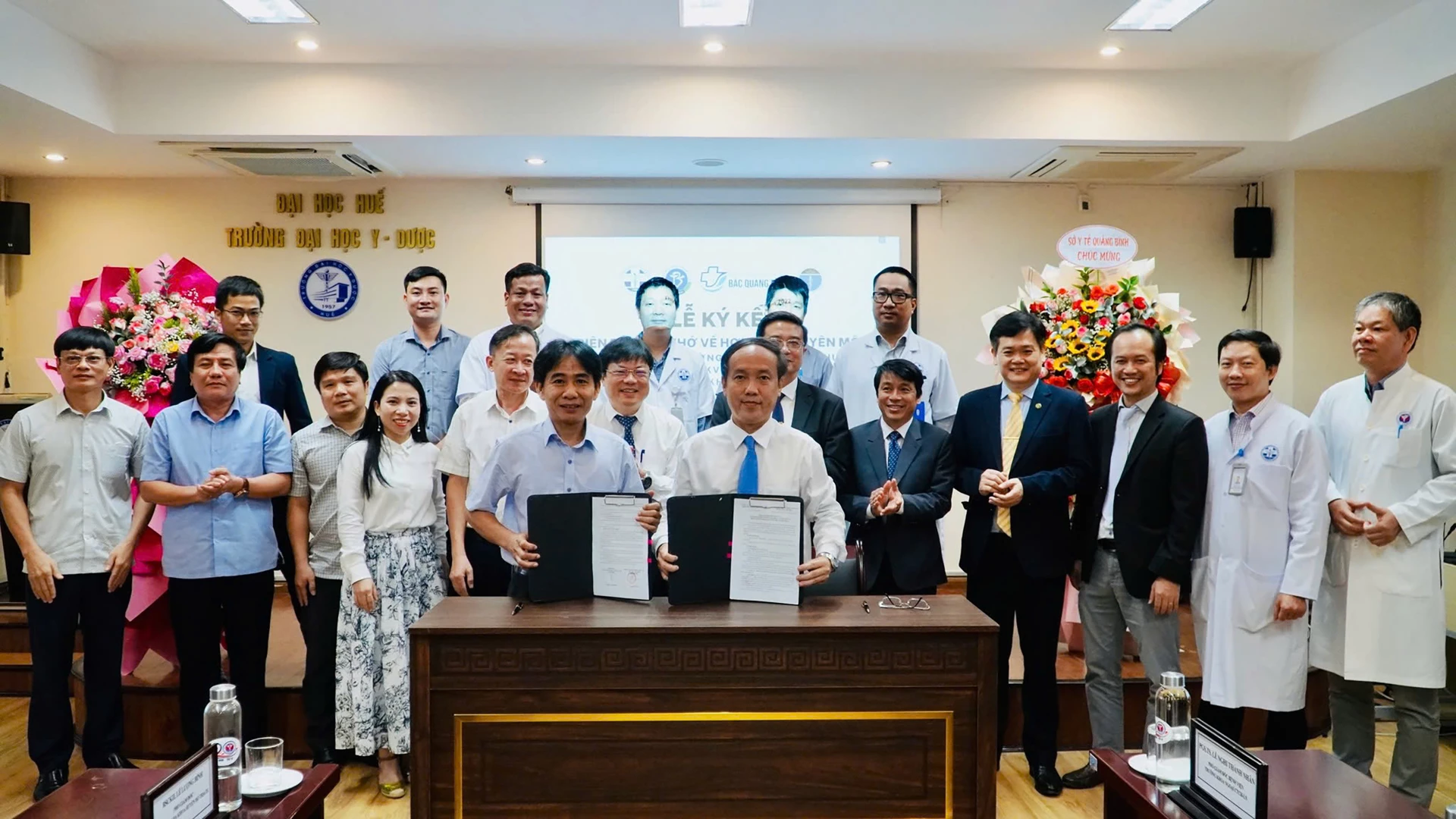 Ký biên bản ghi nhớ về hợp tác chuyên môn với Bệnh viện Đại học Y Dược Huế-Ảnh: H.L