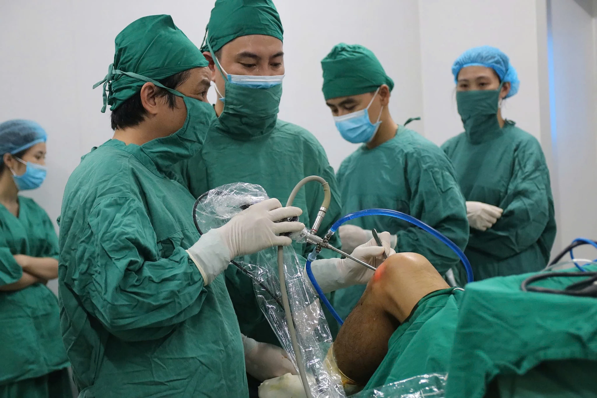 Các chuyên gia của Trường Đại học Y Dược Huế trực tiếp chuyển giao kỹ thuật nội soi khớp gối cho bác sĩ của Bệnh viện ĐKKV Bắc Quảng Trị-Ảnh: H.L