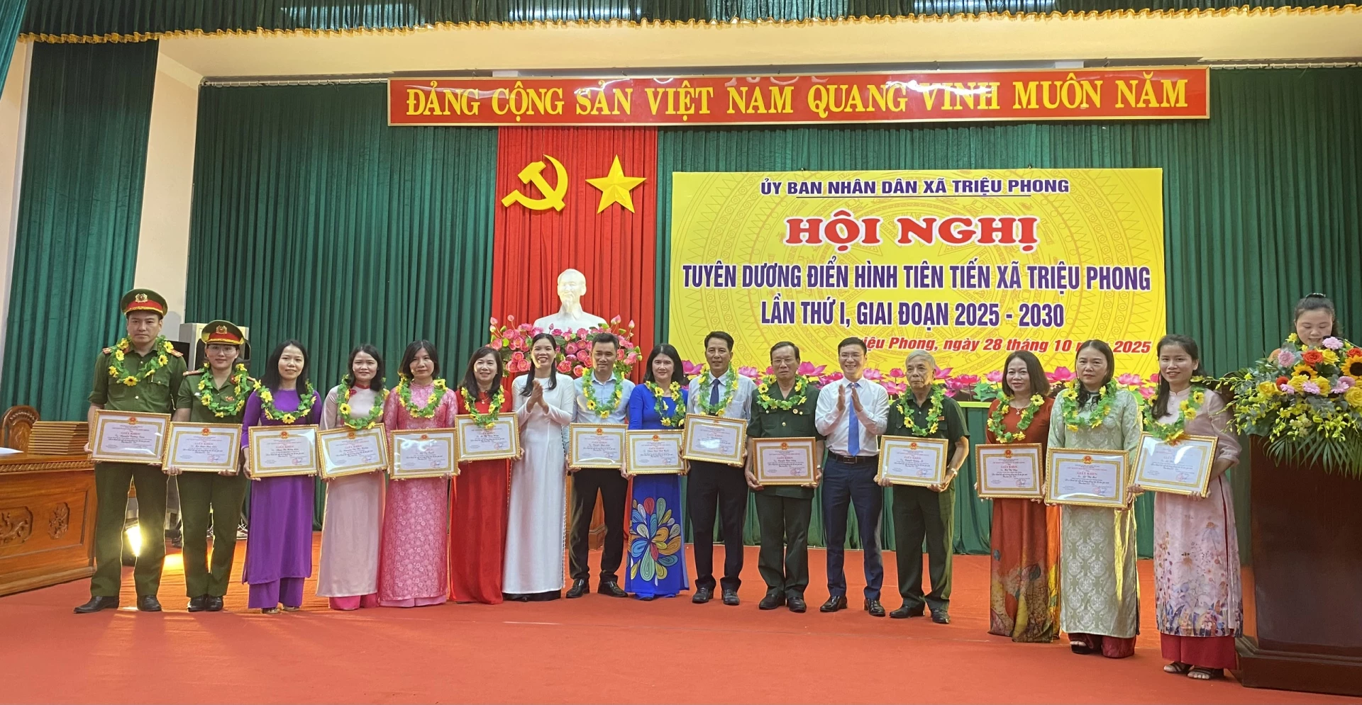 Trao tặng giấy khen của Chủ tịch UBND xã Triệu Phong cho các cá nhân đã có thành tích xuất sắc trong phong trào thi đua yêu nước giai đoạn 2020-2025 - Ảnh: K.S