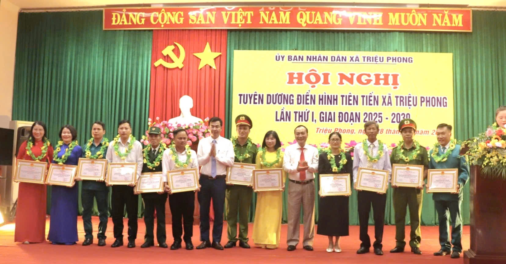 Trao tặng giấy khen của Chủ tịch UBND xã Triệu Phong cho các tập thể đã có thành tích xuất sắc trong phong trào thi đua yêu nước giai đoạn 2020-2025 - Ảnh: K.S