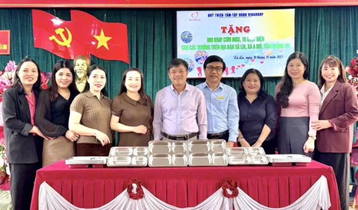 Hơn 90 triệu đồng trao tặng khay inox và quạt điện cho học sinh vùng khó