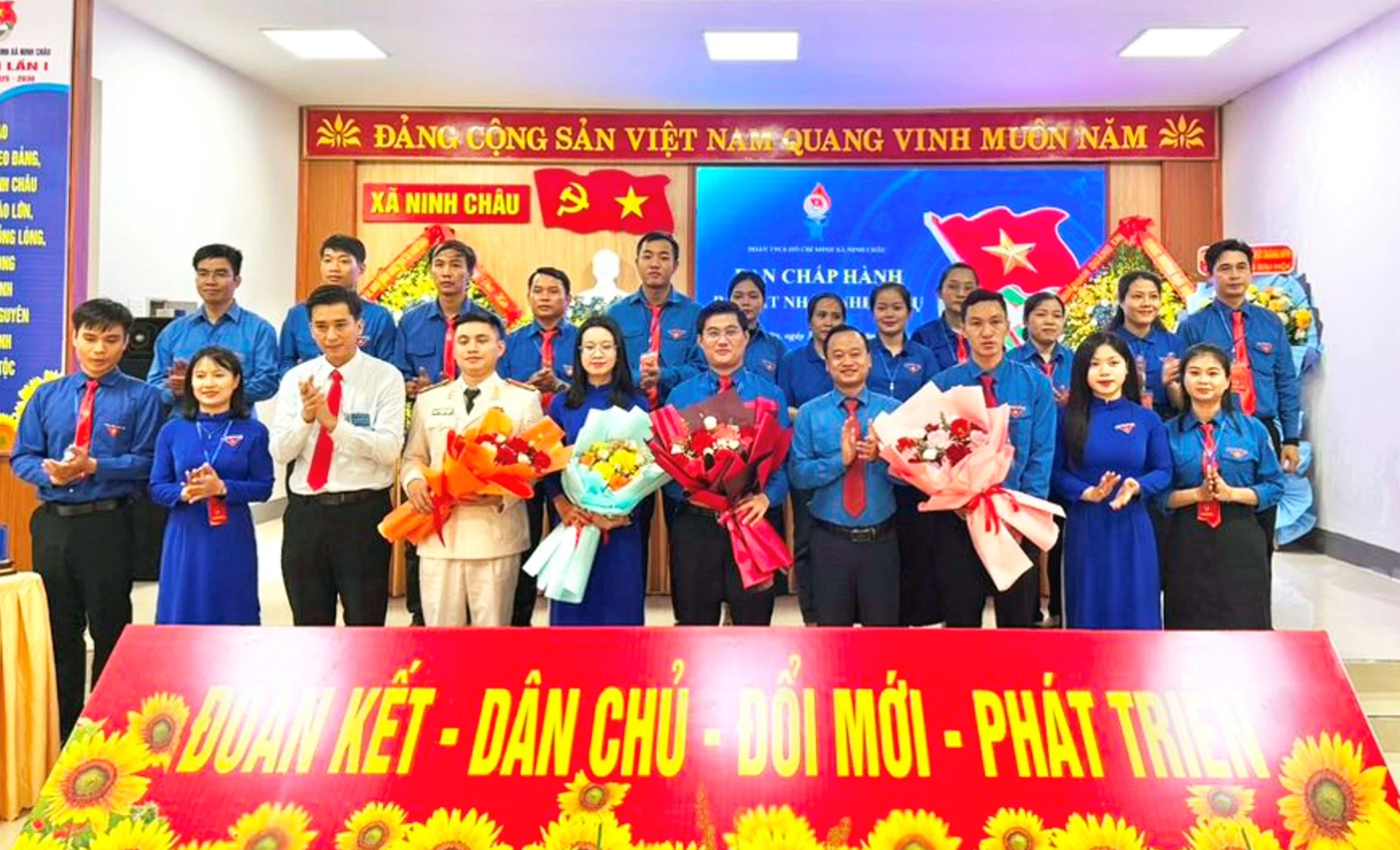 Đại diện lãnh đạo Tỉnh đoàn Quảng Trị và xã Ninh Châu tặng hoa chúc mừng Ban Chấp hành Đoàn xã Ninh Châu khóa I, nhiệm kỳ 2025-2030 - Ảnh: H.N
