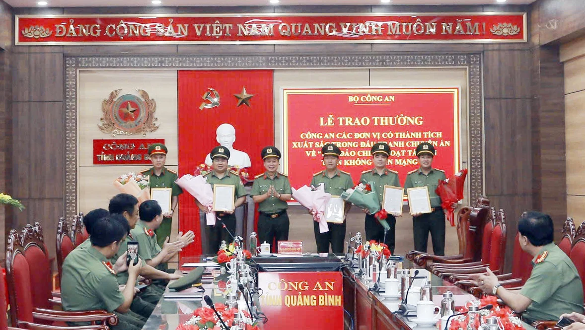 Lãnh đạo Công an tỉnh trao thưởng nóng của Bộ Công an cho Phòng PA05 và các đơn vị tham gia chuyên án LĐA1 -Ảnh: D.C.H