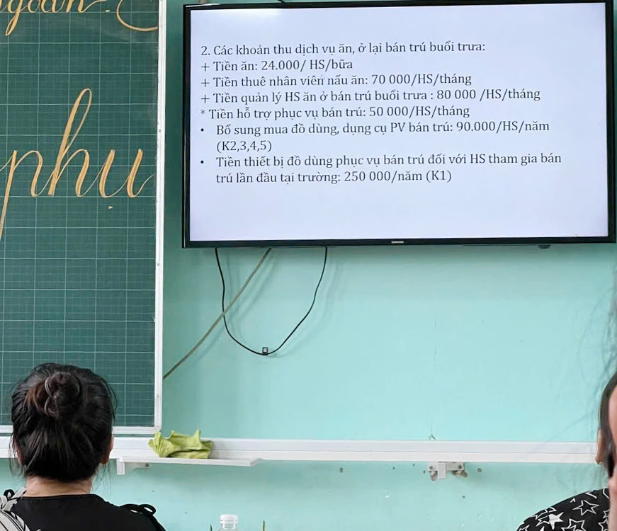 Một buổi họp phụ huynh bàn chuyện nộp tiền - Ảnh: D.C.H