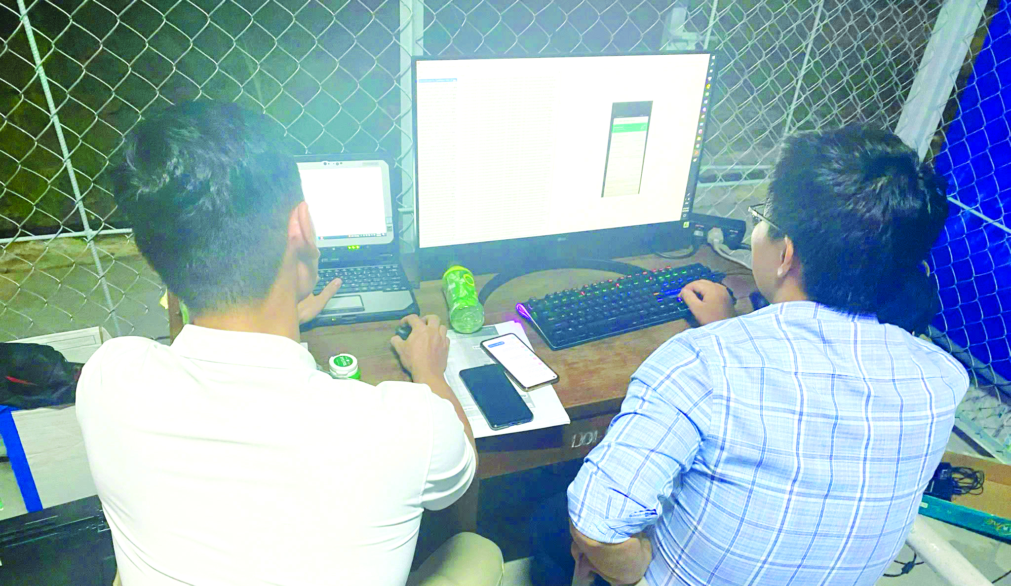 Lực lượng chức năng thu thập, trích xuất dữ liệu trên thiết bị của đối tượng phạm tội  -Ảnh: D.C.H