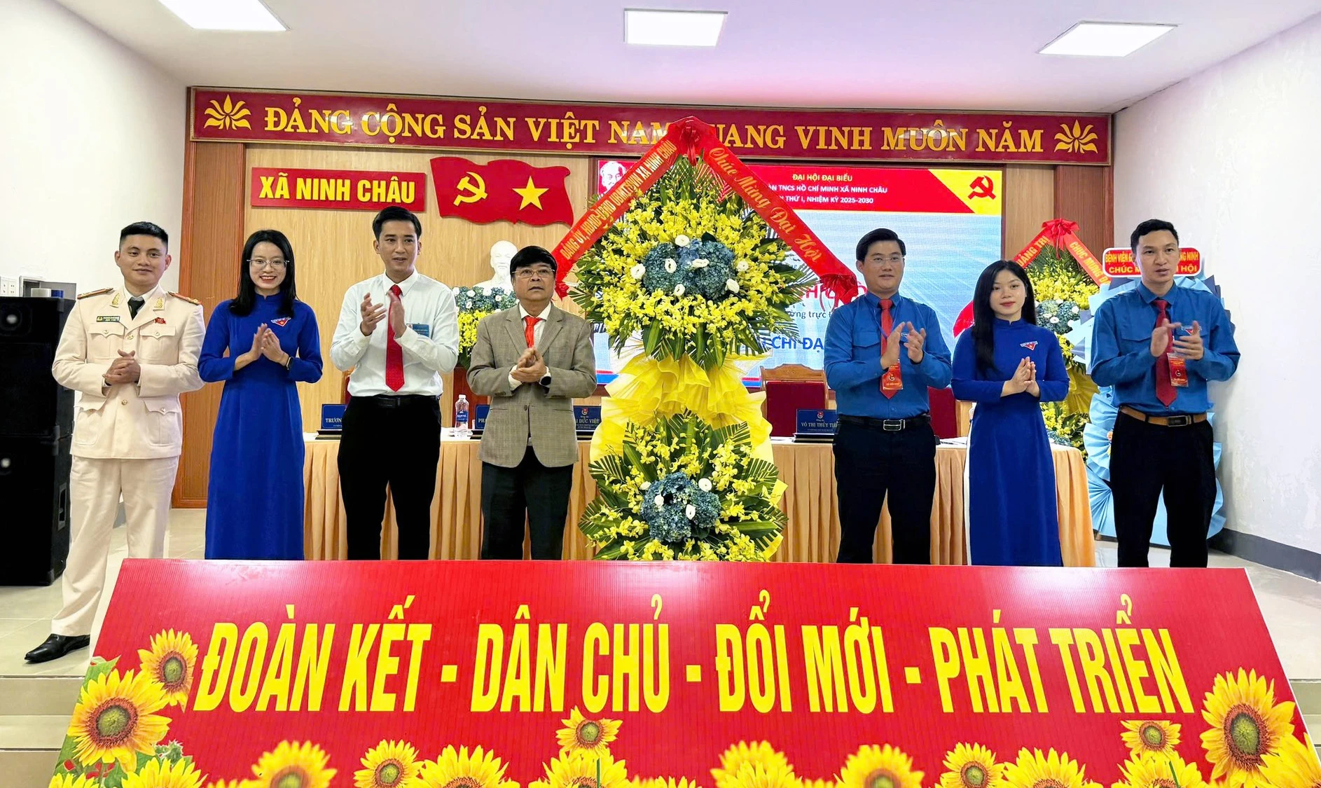 Đại diện lãnh đạo xã Ninh Châu tặng hoa chúc mừng đại hội - Ảnh: L.C