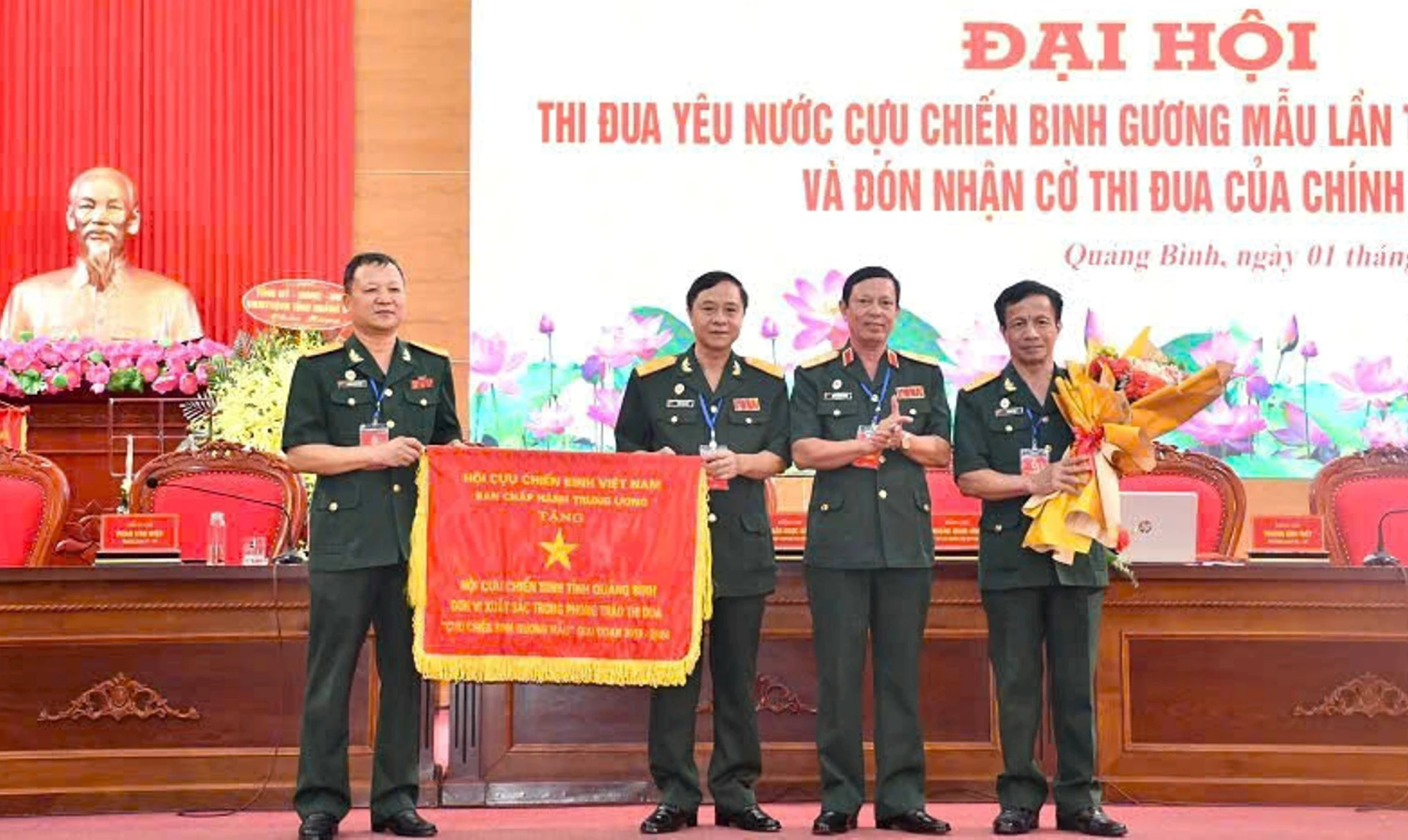 Lãnh đạo Trung ương Hội CCB Việt Nam tặng Cờ thi đua giai đoạn 2019-2024 cho Hội CCB tỉnh - Ảnh: L.C