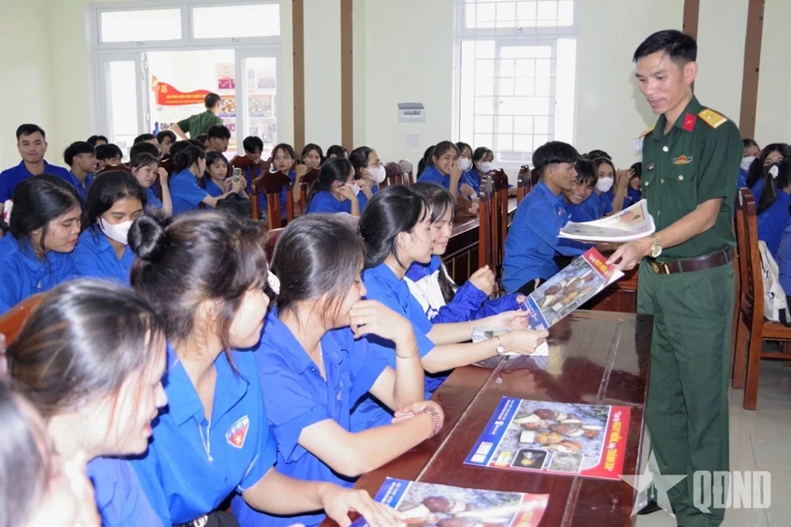 Cán bộ Đoàn Kinh tế-Quốc phòng 337 tuyên truyền pháp luật cho các học sinh trên địa bàn đóng quân.