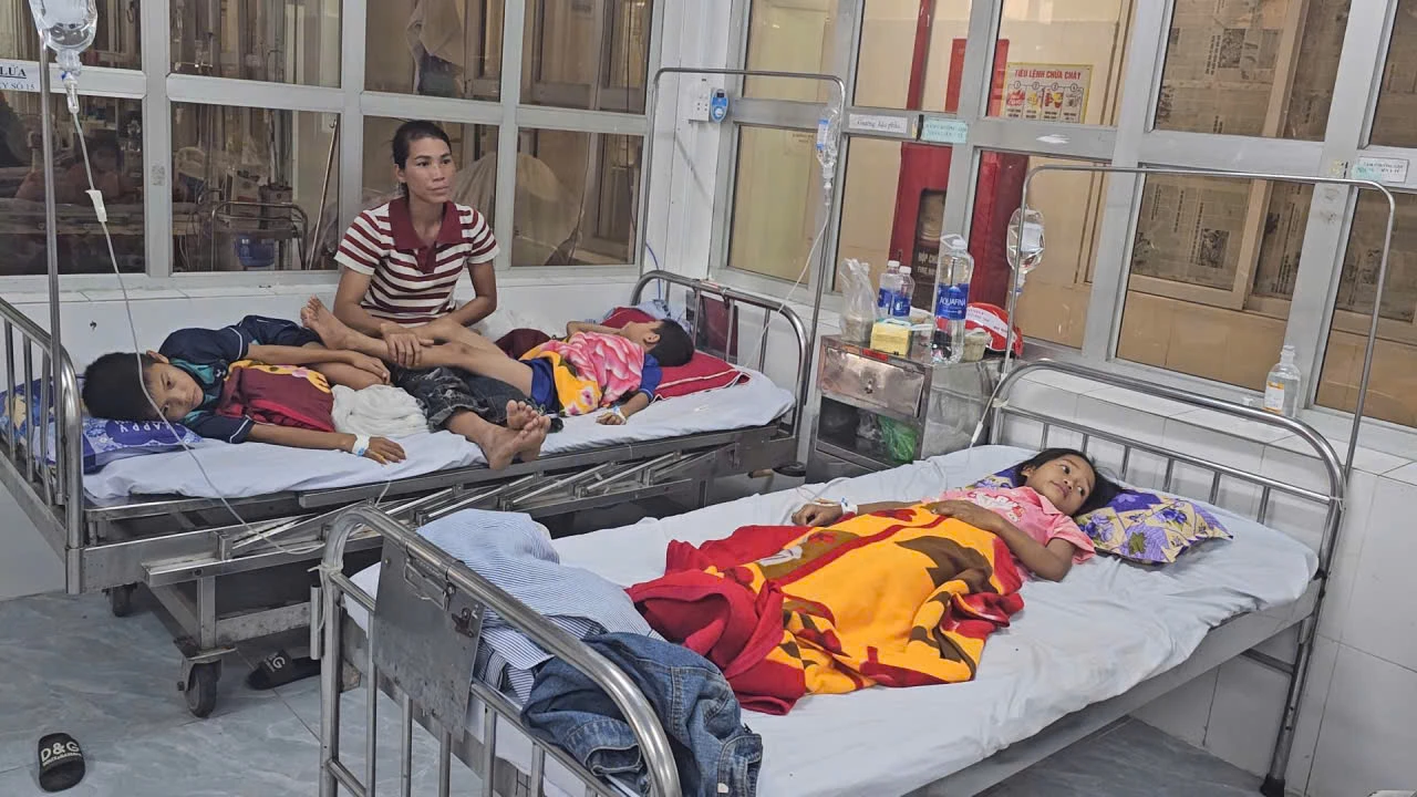 Học sinh Trường phổ thông dân tộc bán trú tiểu học Kim Thủy (xã Kim Ngân) cấp cứu tại bệnh viện sau khi bị ngộ độc, gây xôn xao dư luận -Ảnh: D.C.H
