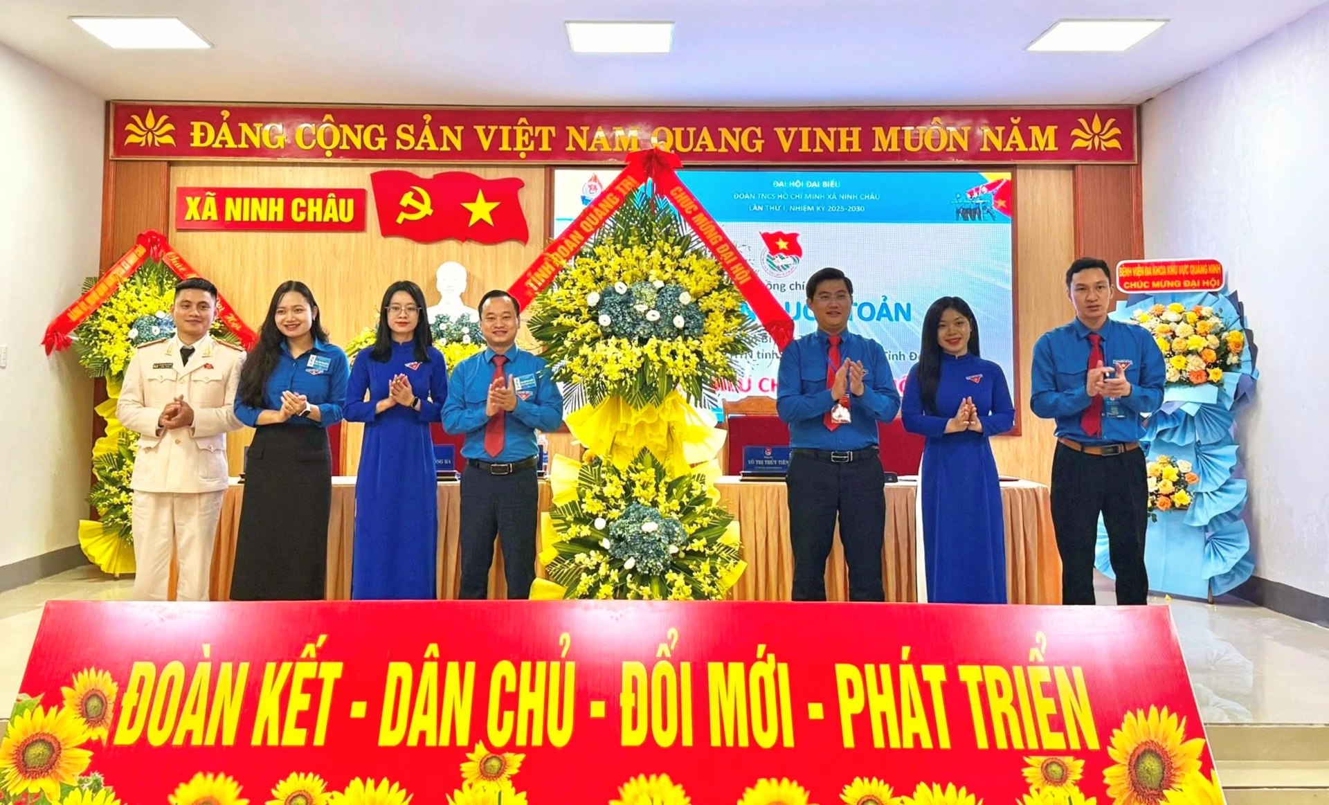 Đại diện lãnh đạo Tỉnh Đoàn Quảng Trị tặng hoa chúc mừng đại hội - Ảnh: H.N