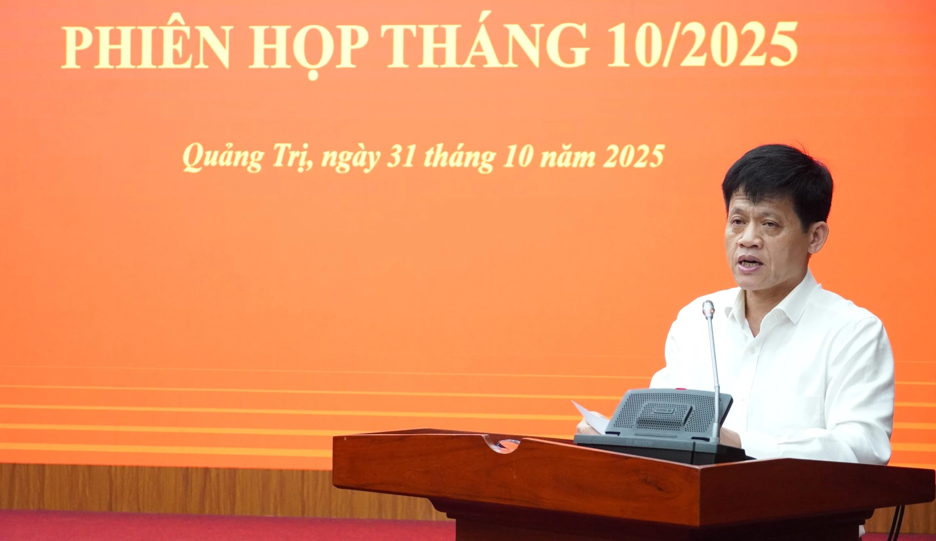 Đồng chí Lê Văn Bảo, Ủy viên Ban Thường vụ, Chánh Văn phòng Tỉnh ủy báo cáo tại phiên họp - Ảnh: QV