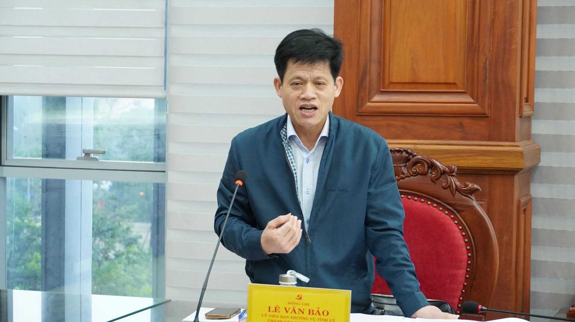 Đồng chí Lê Văn Bảo, Ủy viên Ban Thường vụ, Chánh Văn phòng Tỉnh ủy phát biểu tại hội nghị - Ảnh: QV