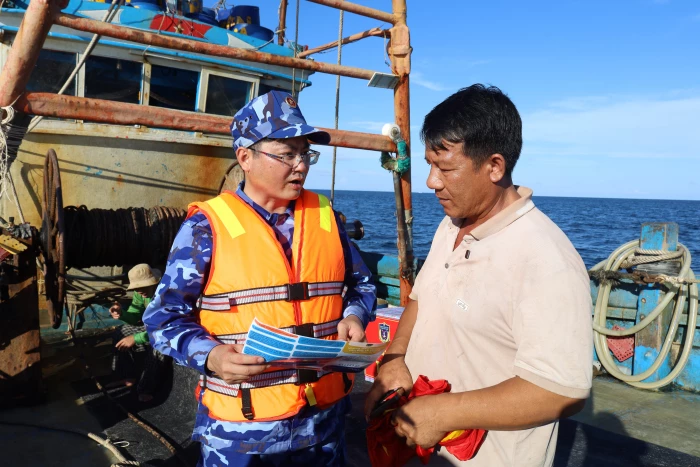 Tổ quốc gọi tên những người giữ biển