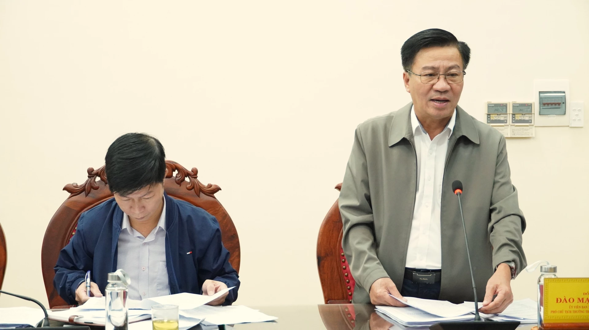 Đồng chí Đào Mạnh Hùng, Ủy viên Ban Thường vụ, Phó Chủ tịch Thường trực Ủy ban MTTQ Việt Nam tỉnh báo cáo tại hội nghị - Ảnh: QV