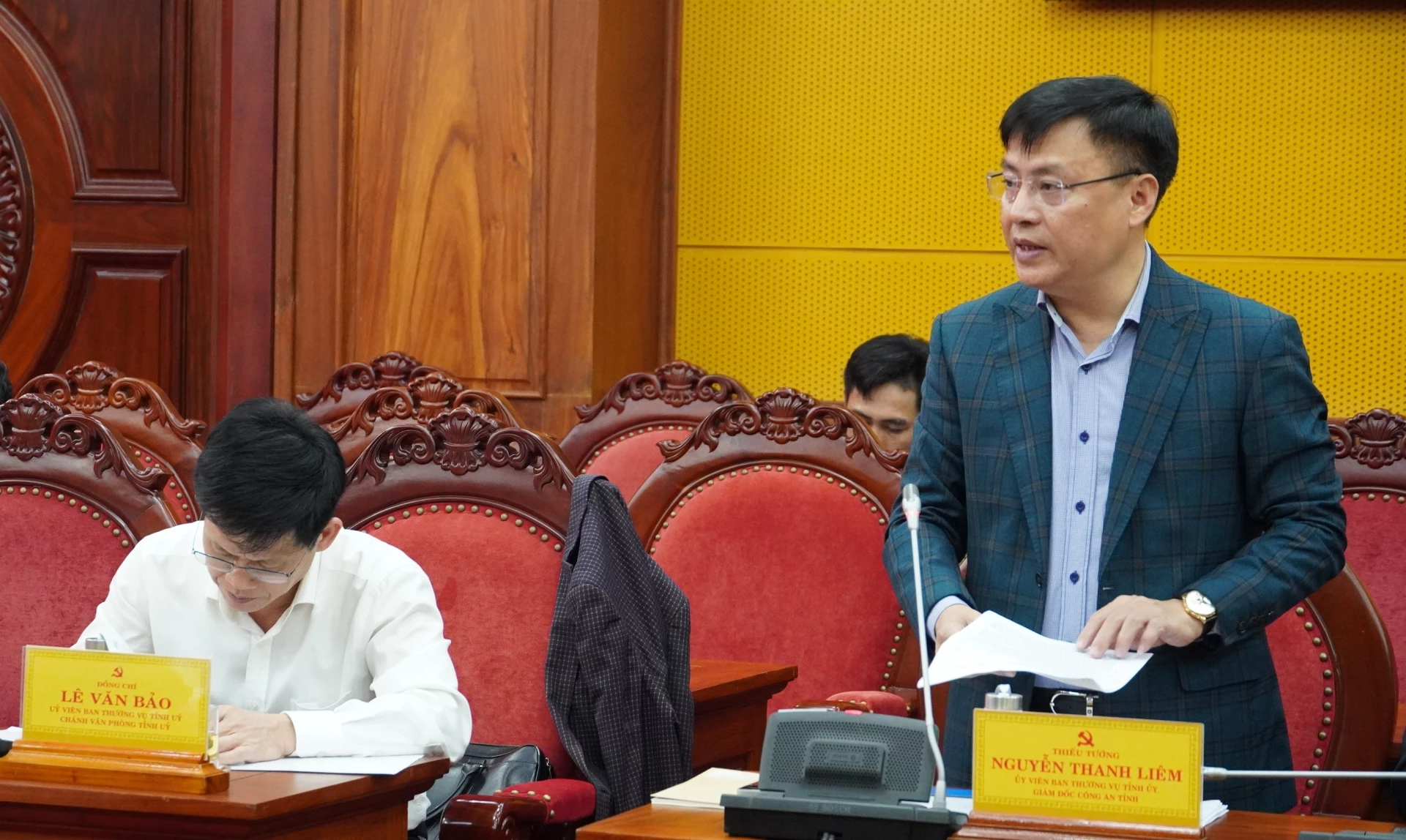 Thiếu tướng Nguyễn Thanh Liêm, Ủy viên Ban Thường vụ, Giám đốc Công an tỉnh phát biểu tại phiên họp - Ảnh: QV