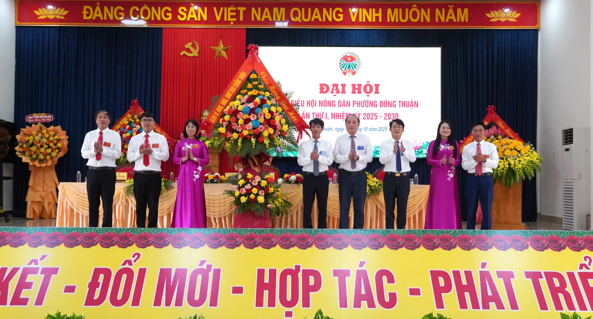 Bí thư Đảng ủy phường Đồng Thuận Nguyễn Nguyên Lực và lãnh đạo phường tặng hoa chúc mừng đại hội. Ảnh: H.Tr.