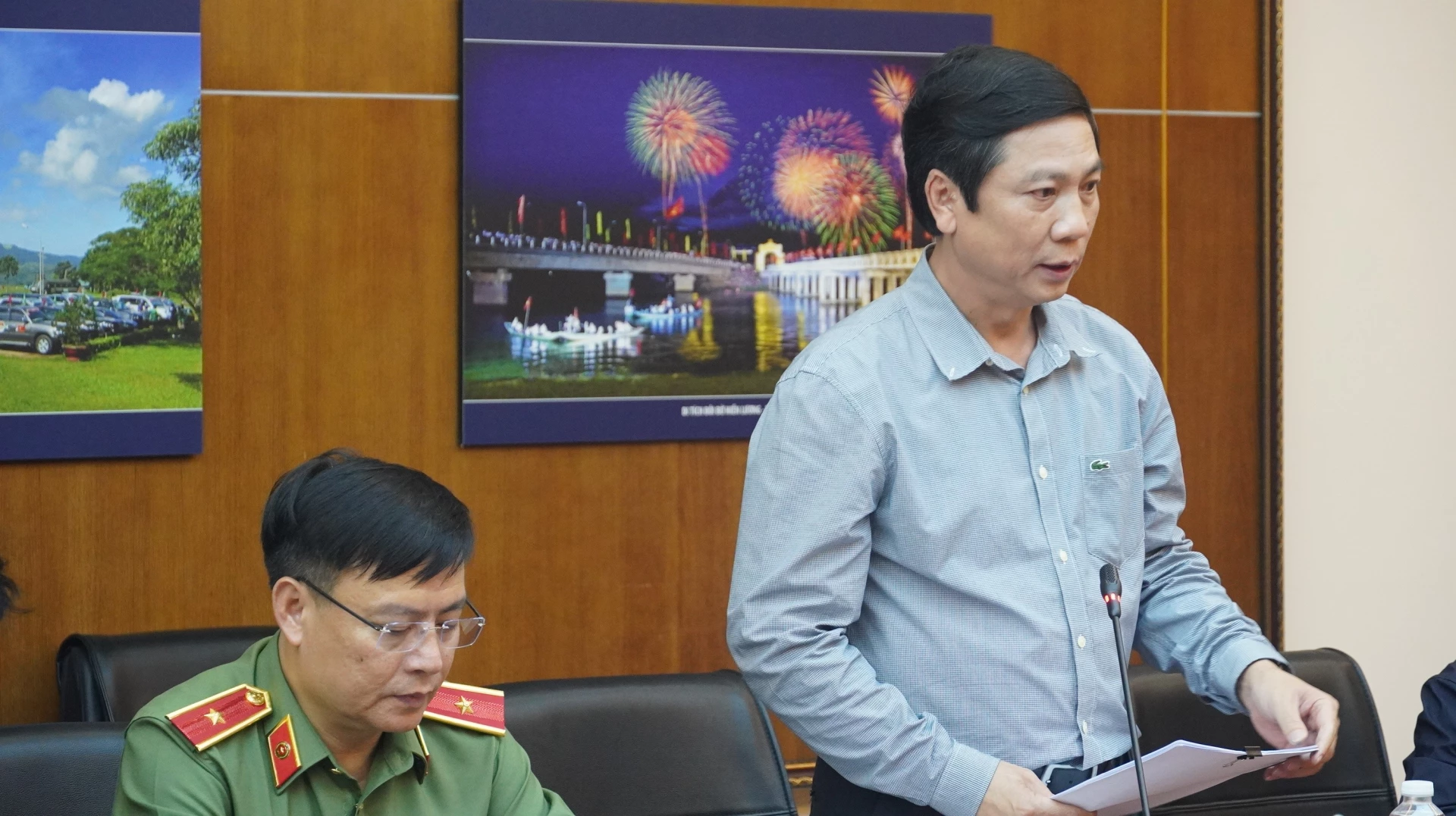 Đồng chí Hoàng Nam, Phó Chủ tịch Thường trực UBND tỉnh báo cáo tại cuộc họp - Ảnh: Quốc Việt