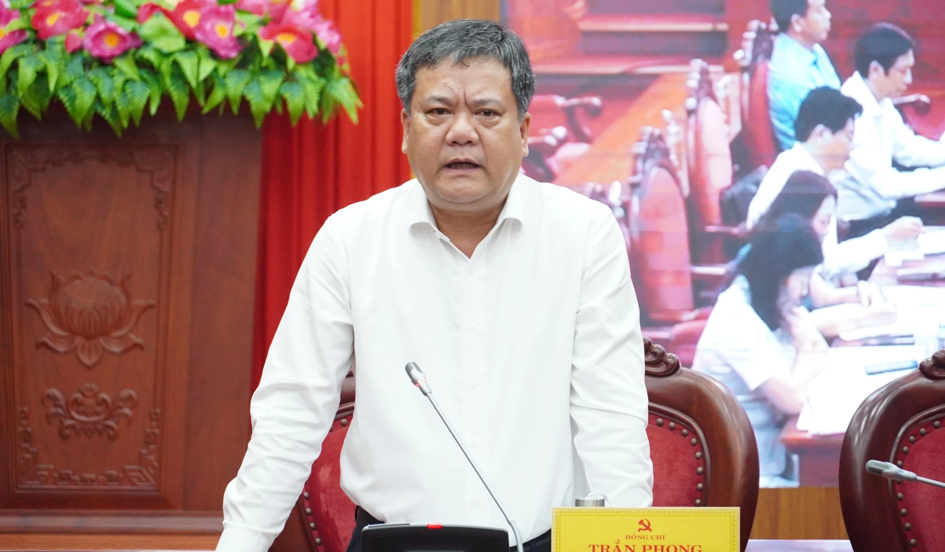 Đồng chí Trần Phong, Chủ tịch UBND tỉnh điều hành thảo luận - Ảnh: QV