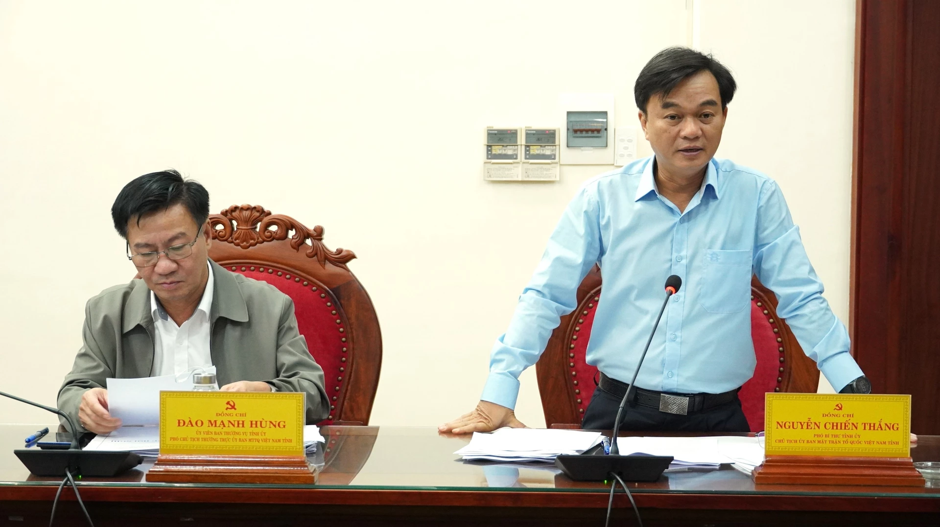 Đồng chí Nguyễn Chiến Thắng, Phó Bí thư Tỉnh ủy, Chủ tịch Ủy ban MTTQ Việt Nam tỉnh phát biểu tại hội nghị - Ảnh: QV