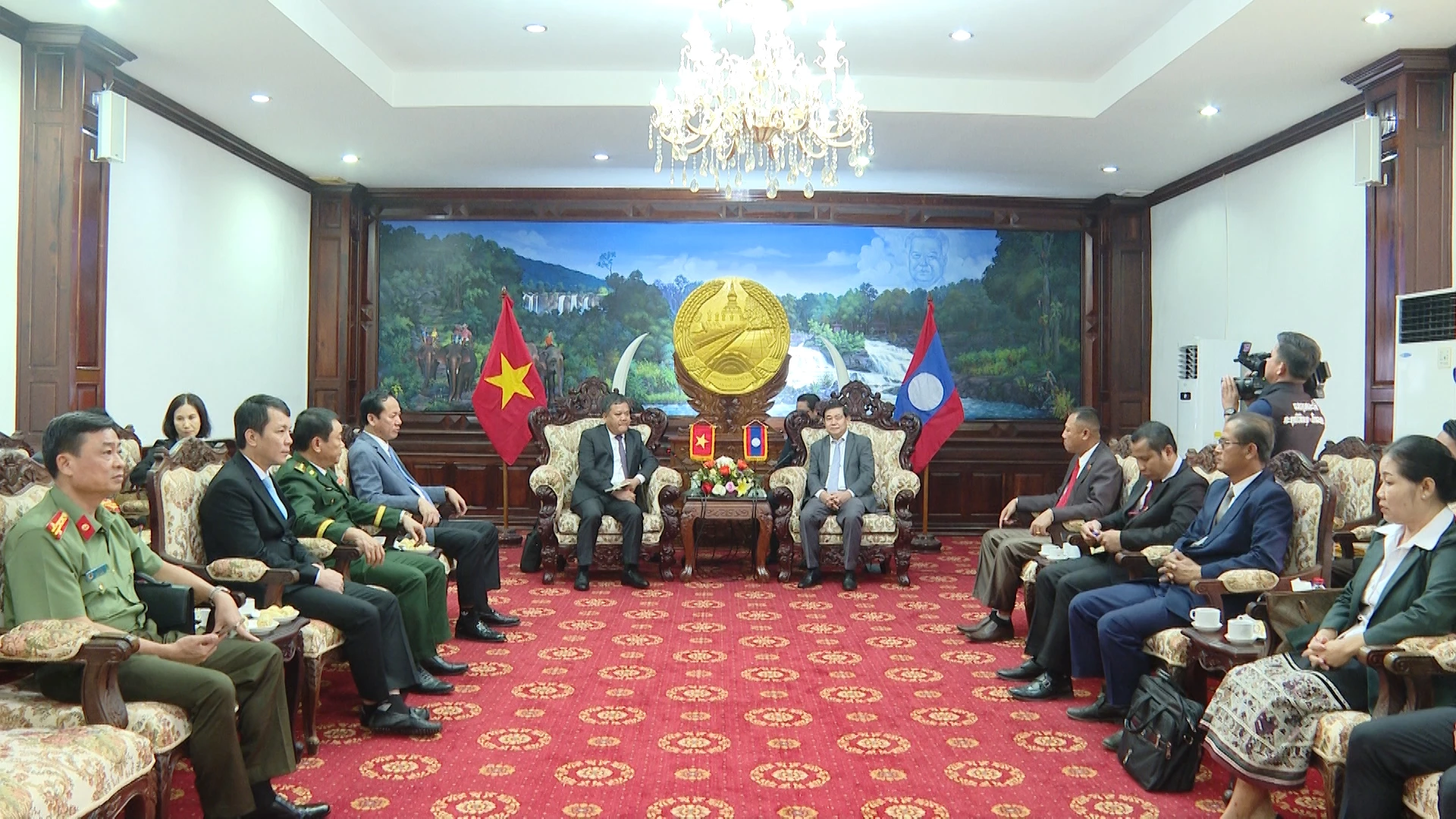 Đoàn đại biểu cấp cao tỉnh Quảng Trị chào xã giao lãnh đạo tỉnh Sả Lạ Văn - Ảnh: Đ.A