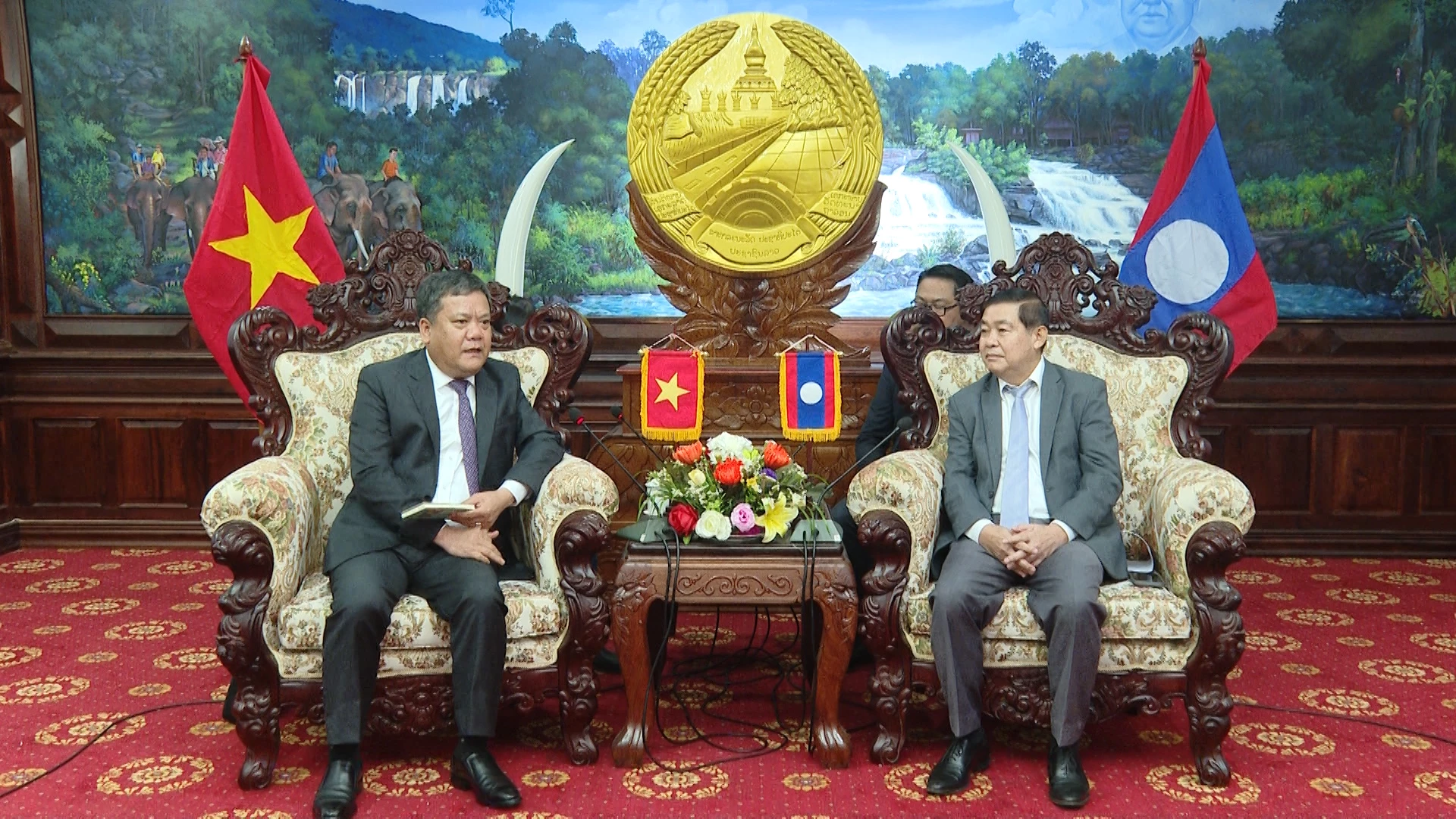 Lãnh đạo hai tỉnh Quảng Trị và Sả Lạ Văn trao đổi cơ hội hợp tác trong thời gian tới - Ảnh: Đ.A