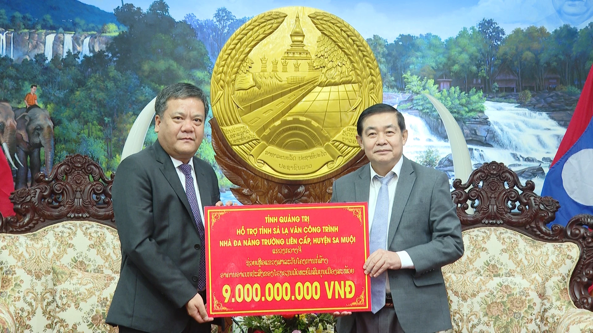 Đoàn đại biểu cấp cao trao 9 tỉ đồng của tỉnh Quảng Trị hỗ trợ tỉnh Sả Lạ Văn xây dựng Nhà đa năng Trường liên cấp tại huyện Sa Muội - Ảnh: Đ.A