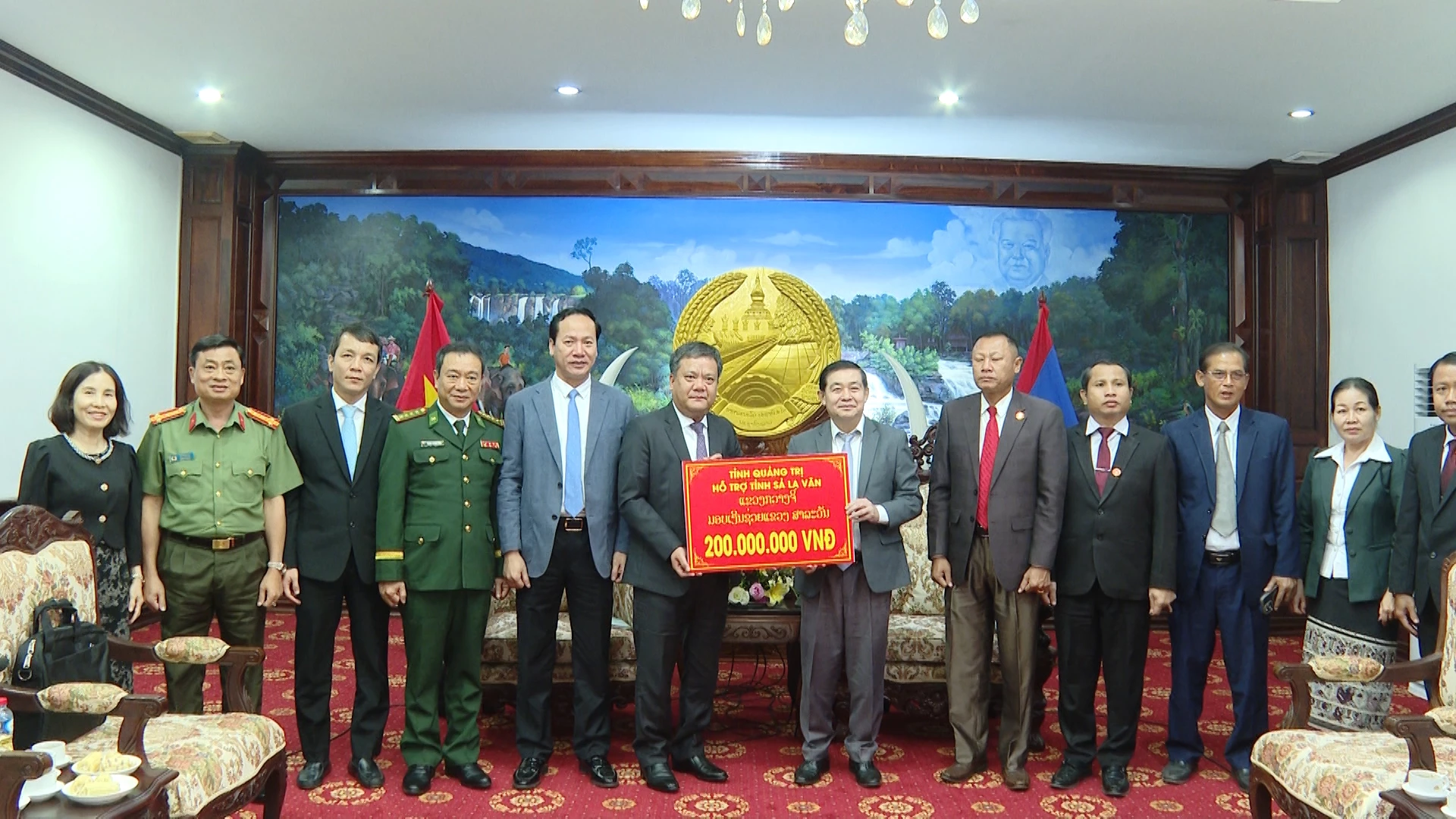 Đoàn đại biểu cấp cao trao 200 triệu đồng của tỉnh Quảng Trị hỗ trợ tỉnh Sả Lạ Văn thực hiện công tác an sinh xã hội - Ảnh: Đ.A