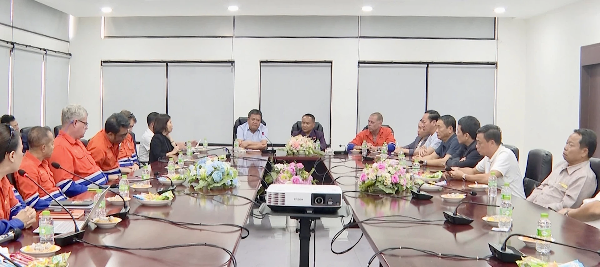 Đoàn đại biểu cấp cao tỉnh Quảng Trị làm việc với Tập đoàn Phonesack - Ảnh: Đ.A