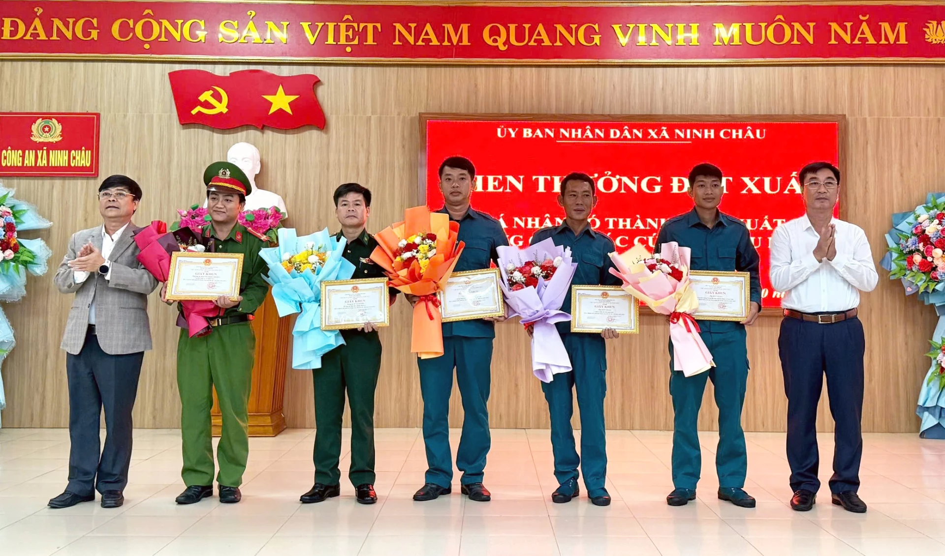 QTO - Ngày 28/10, UBND xã Ninh Châu tổ chức khen thưởng đột xuất các cá nhân có thành tích xuất sắc trong công tác cứu hộ, cứu nạn tàu gặp sự cố trên biển.