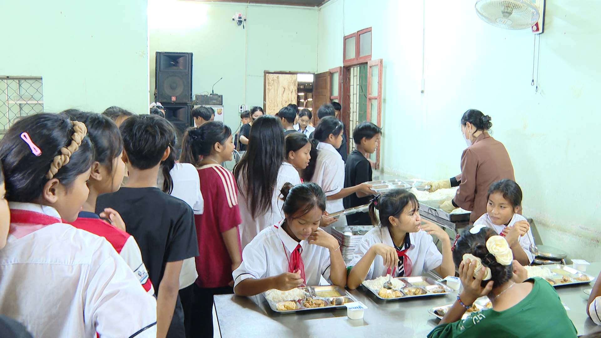 Giờ ăn trưa của học sinh Trường Phổ thông dân tộc nội trú Bố Trạch - Ảnh: N.T