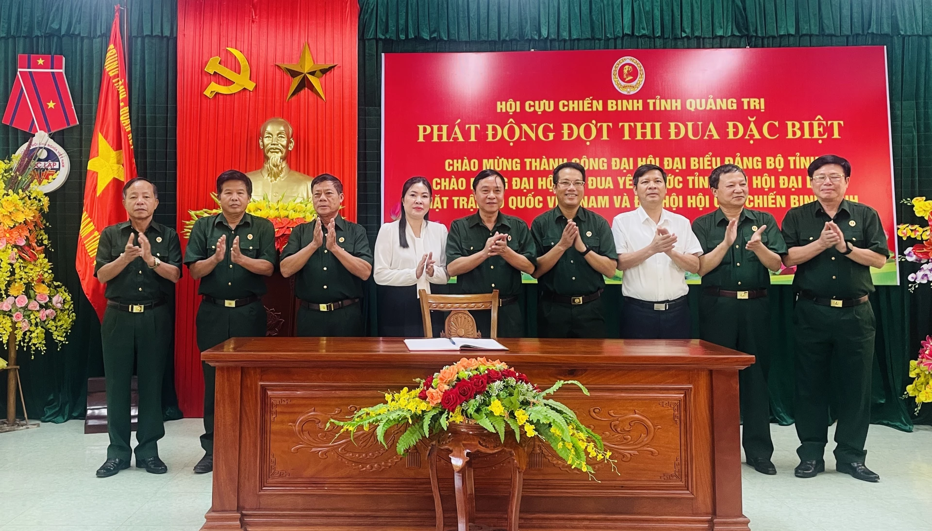 Các đại biểu ký kết giao ước thi đua - Ảnh: Đ.A