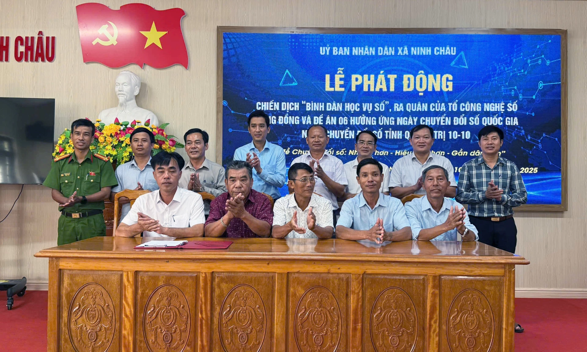 Các tổ công nghệ số cộng đồng đã ký cam kết hưởng ứng chiến dịch ra quân - Ảnh: L.C.