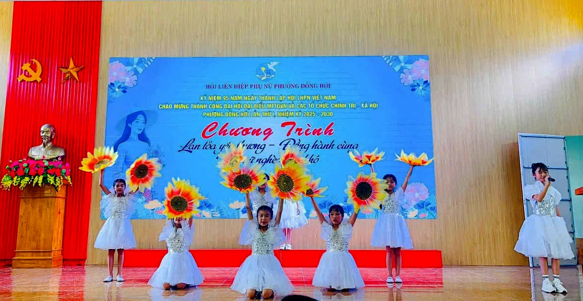 Tiết mục văn nghệ tại chương trình “Lan tỏa yêu thương - Đồng hành cùng phụ nữ nghèo vượt khó”. Ảnh: H.Tr