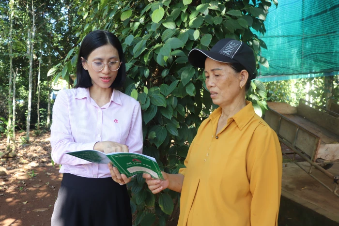 Những cán bộ tín dụng hết lòng với Nhân dân